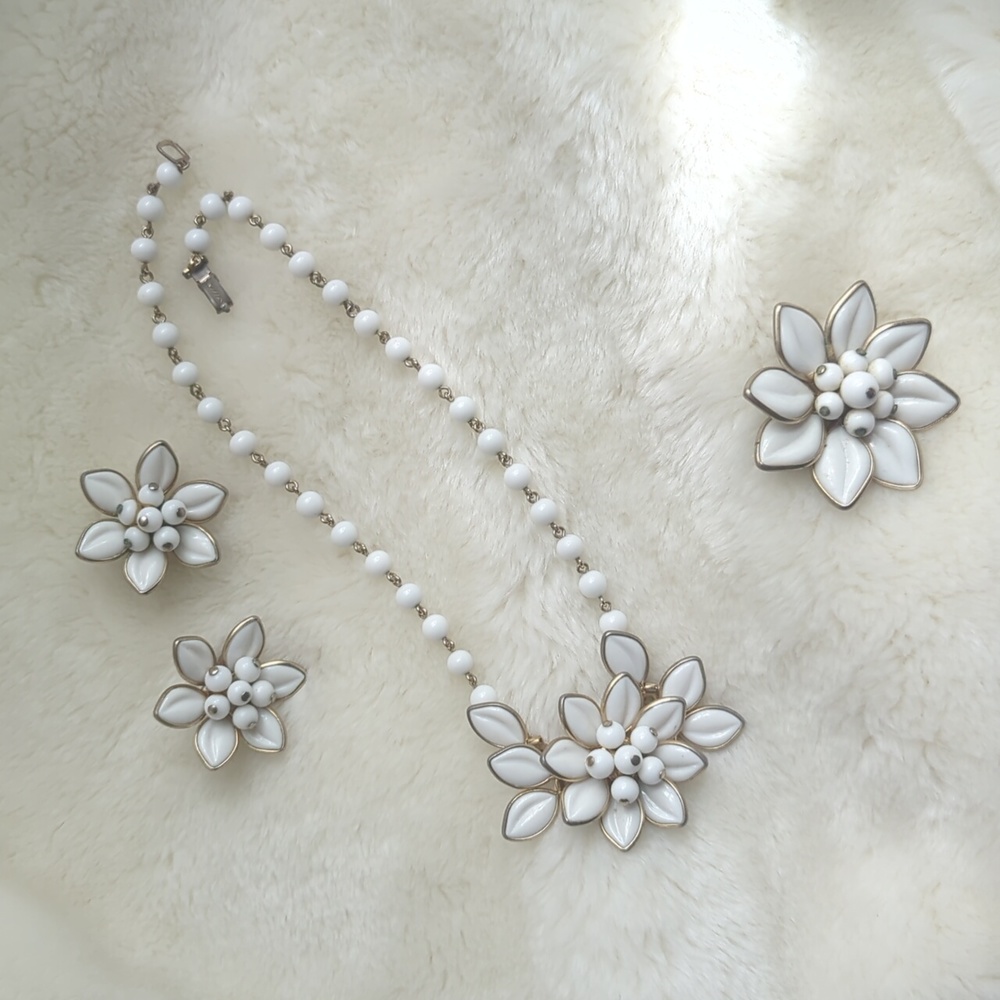 VINTAGE WHITE  CORO SET NECKLACE EARRINGS AND BROOCH
